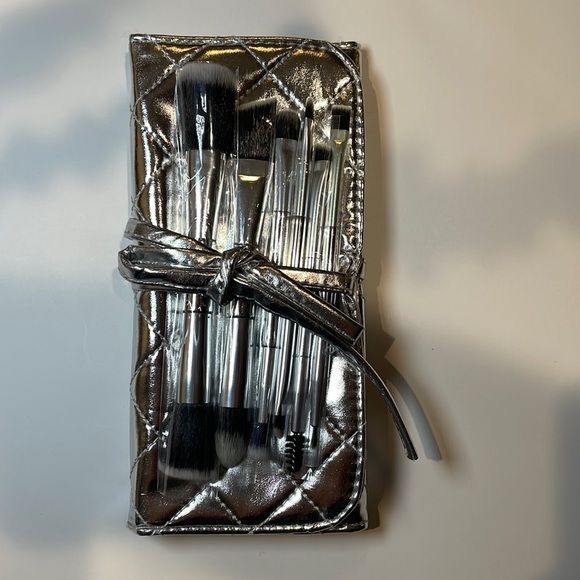 Dillards 6 make-up brush set - Picture 2 of 10